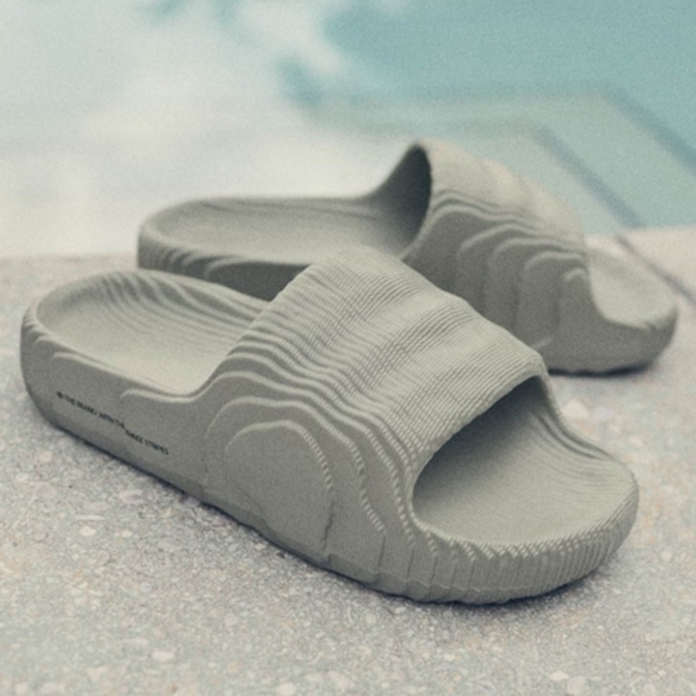 Adidas Originals Adilette 22 W printed slides women’s size 8